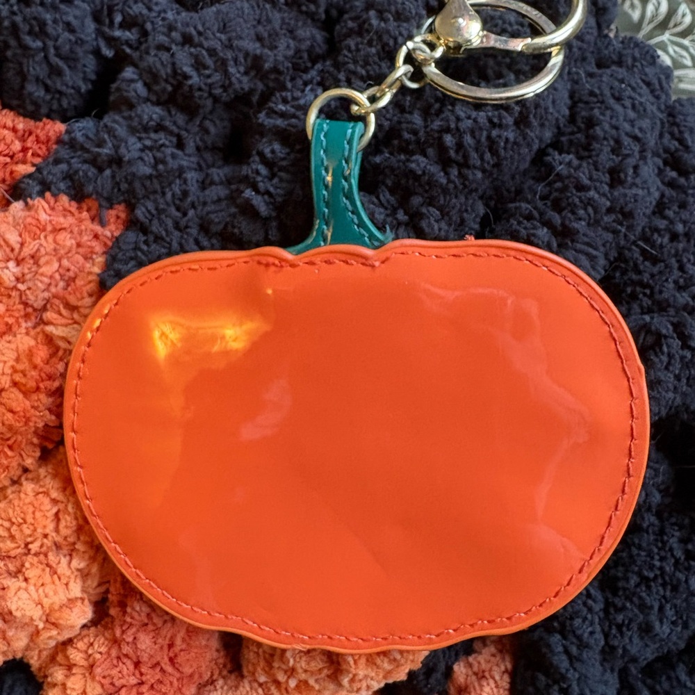 Pumpkin Keychain - Picture 4 of 5